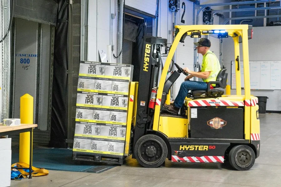 Smart Ways Businesses Are Using External Storage to Manage Seasonal Inventory 10 forklift loading